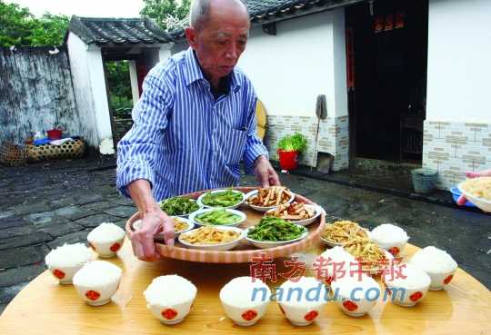 大年初一，老人将斋菜端上桌。    海口(机票)    素有大年初一吃斋的习俗。