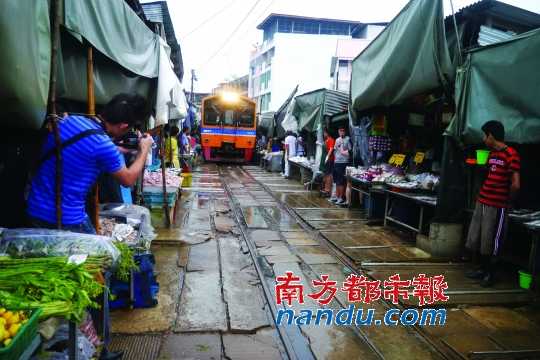 神奇泰国火车市场:铁轨上讨生活