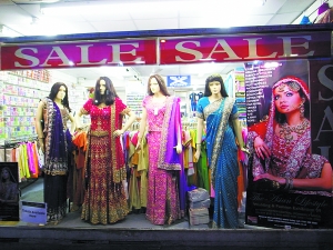 　　印巴街上有一些出售南亚服饰、首饰的店铺，华丽的色彩给曼彻斯特的印巴街又增加了一些异域风情。