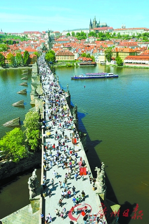 捷克首都布拉格的查理桥。（新华社图片）