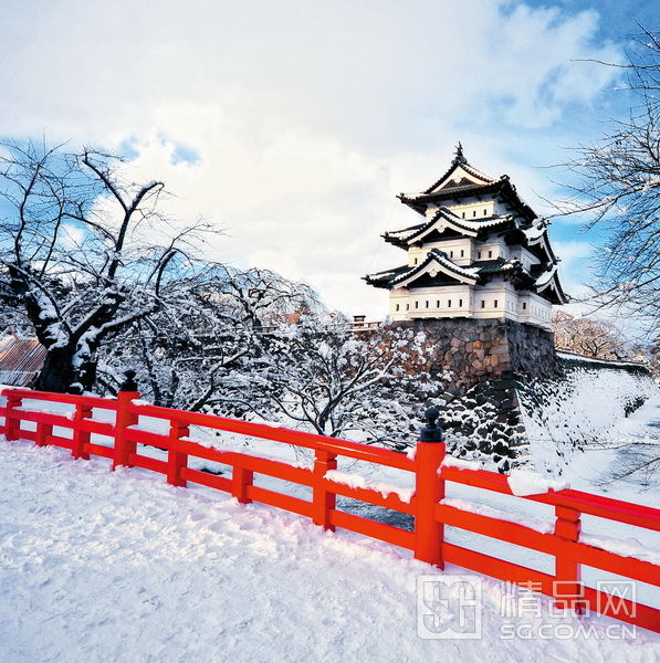 被雪覆盖的建筑似乎是日本旅游市场鲜活的写照，以往最受中国游客青睐的北海道，如今也很难再见中国人的踪影。