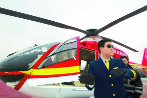 今天（15日）上午，首架VIP型EC135直升机进京，将用于商务包机、医疗急救。