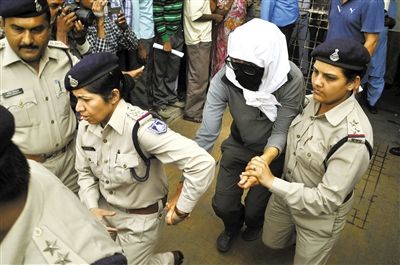 16日，    印度(度假)    中央邦，被轮奸的    瑞士(度假)    女游客（中）在警方陪同下前往医院检查。