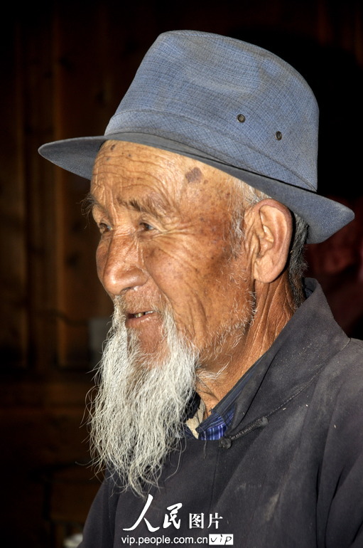年已岁的藏族老大爷，经常从事力所能及的劳动，身体康健，生活能够自理。