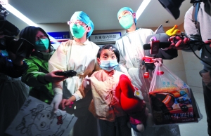 　　昨天上午，北京首例H7N9禽流感患者、7岁女童姚某从ICU病房转入普通病房。  北京市卫生局称，这名患者不久或将出院。CFP 图