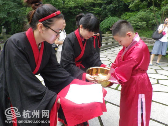 孩子们在万松书院礼仪老师的带领下,送上父亲节的第一份礼物——三行