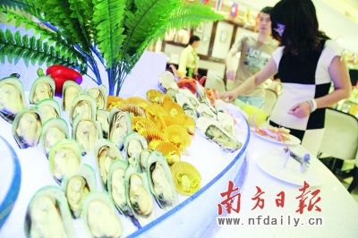 栢兰德金菱酒店自助餐每天供应的海鲜品种多达三十多种。