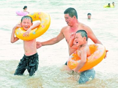 不少家长趁着暑期带孩子外出游玩尽情放松。