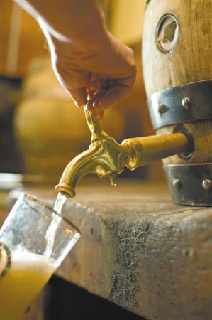 　　德国持有专利的5L桶能将更多的酒体聚集在一起，更有利于啤酒风味的保持。
