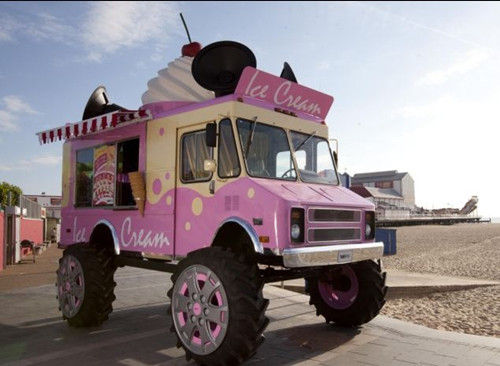 　　冰淇淋卡车重重5.5吨，高21英尺(约合6.4008米)。