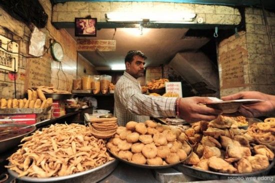 　　印度的新德里　　图为旧德里的街头美食。