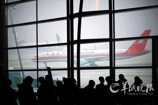 航班延误耽误旅客出行。羊城晚报记者 郑迅 摄
