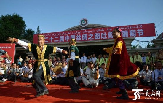 欢快的麦西来普庆祝第22届吐鲁番葡萄节开幕