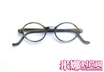 复古气质椭圆形眼镜 3200元/ OLIVER PEOPLES.LA from Coterie