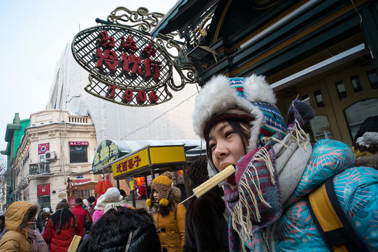 在哈尔滨大街上吃冰棍（驴妈妈旅游供图）