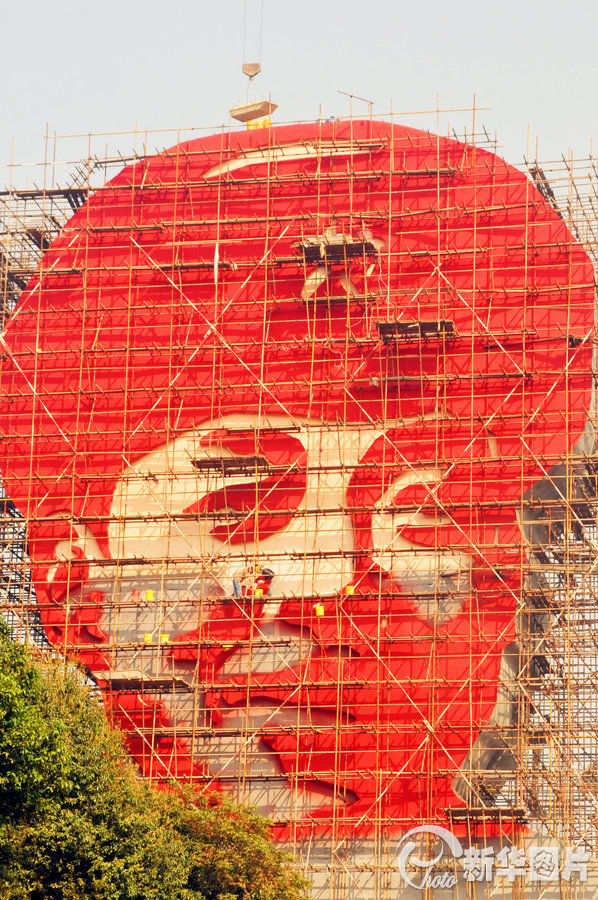 　　2013年10月11日，湖南省长沙市，一尊巨型雷锋头像艺术雕像在长沙雷锋大道望城区路口初现雏形。图片来源:湖南日报 徐行/CFP