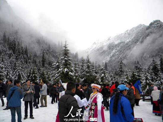 四川省九寨沟，众多游客在九寨沟景区剑岩景点欣赏雪景。（资料图片，来源：人民图片）