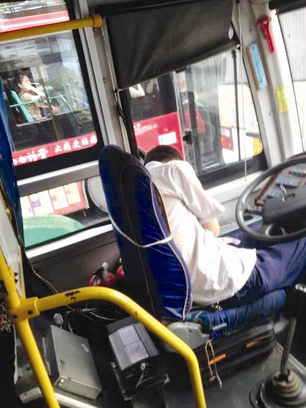 网友拍下的公交司机“吸毒”过程