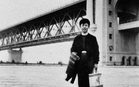 1958年，雷锋在武汉长江大桥下留影
