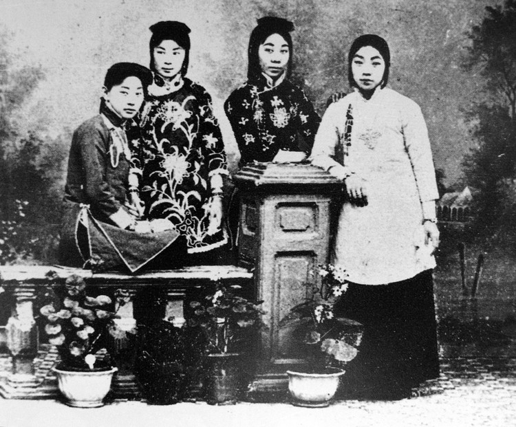 紀曉嵐喝花酒,歌女出兩上聯,紀曉嵐對出一個第二個到逝世也對不出