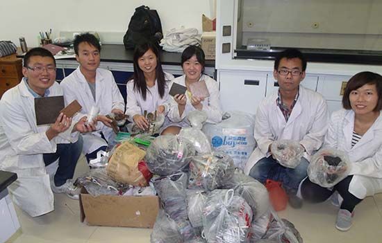 启梦团队成员展示回收来的笔芯 中国环境报