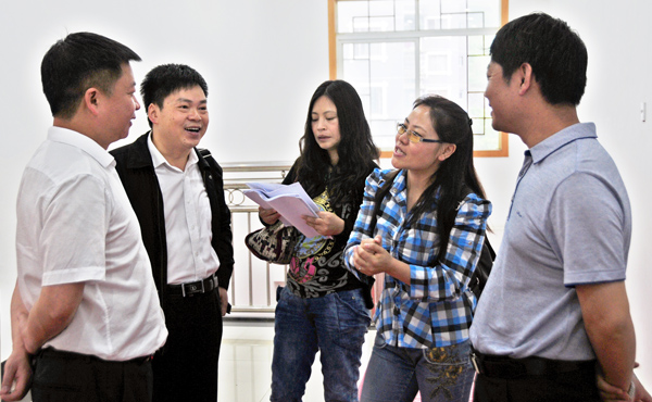 州公安局长王家黔(左一)接受记者采访,右一为剑河县委书记王勇志 通过