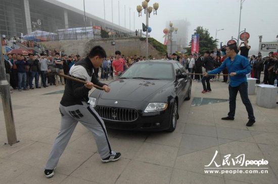 4、 玛莎拉蒂车主车展现场:砸260万豪车维权 青岛 国际高清图片