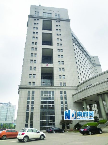  湘潭市政府大楼B座，12日下午，王检忠从这里15楼跳下身亡。