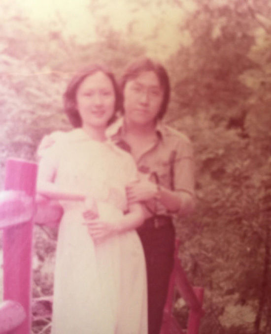 王晶晒与老婆38年前旧照