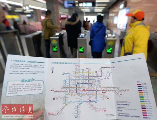 12月28日,乘客在北京地铁4号线角门西站刷卡进站.