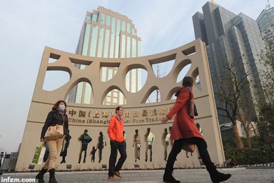 2014年1月3日，上海自贸区。迄今已有至少19个省份表示要争取设立自贸区，各地建设自贸区的设想都是在“构建更高水平开放型经济体系”这一框架下提出的。（CFP/图）
