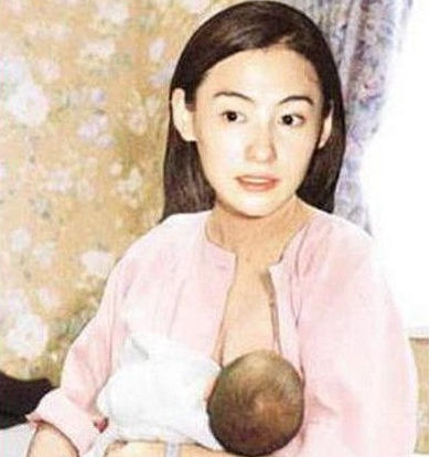 马伊琍晒哺乳照李小璐小S范冰冰海清女星哺乳照盘点