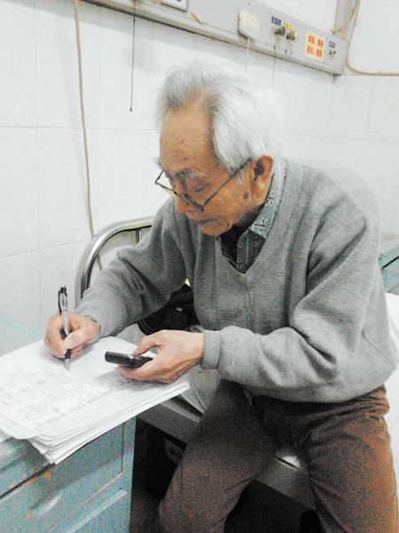 古稀老人照顾重病妻子4年 写下7300条护理记录
