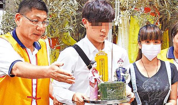 欢欢长女灵堂祭母护外遇老爸：我们没仇恨