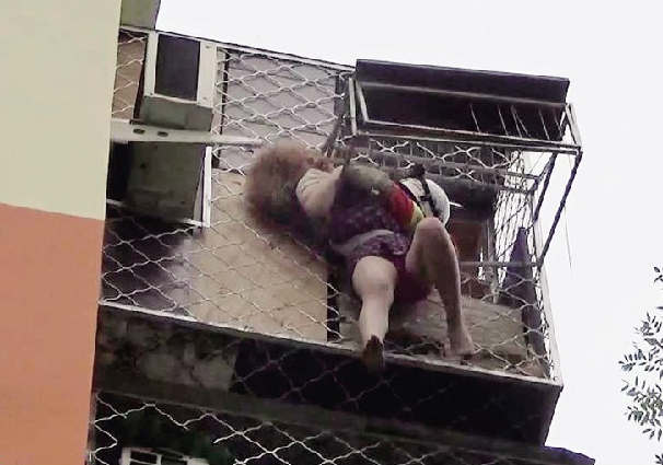 北京:一女子欲跳楼自杀 获救时咬伤消防员-中国