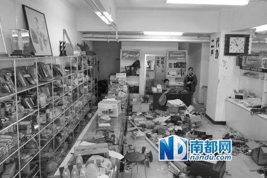 被打砸的融信大厦一楼超市。南都记者高龙摄