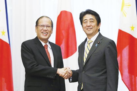菲律宾总统阿基诺亮相撑持日本解聚积体自卫权