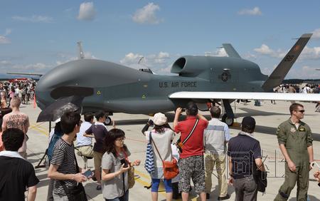 日本三泽基地举行航空节“全球鹰”无人机亮相