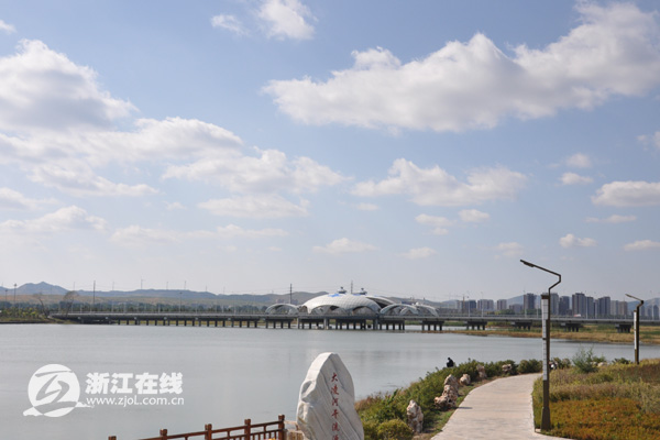 大凌河综合治理工程喀左龙源湖段风景如画.