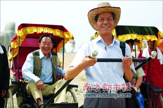 富翁张贤亮:2005年8月,张贤亮在他创办的镇北堡西部影城与陈忠实合影。 