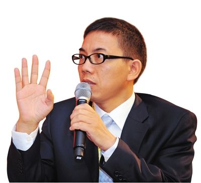彭文生先后就读于南开大学、中国人民银行研究生部以及英国伯明翰大学，曾就职于国际货币基金组织、香港金融管理局等。2010年－2014年担任中金公司首席经济学家。