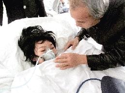 河南14岁女孩患怪病没钱医治父亲愿卖肾救女