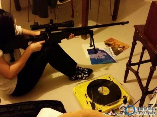 吴绮莉po出女儿吴卓林玩假枪的照片