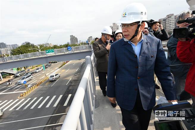 台北市長柯文哲視察世大運選手村工程，提出多項質疑。（黃世麒攝）
