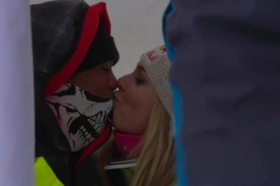 伍兹和女友亲吻