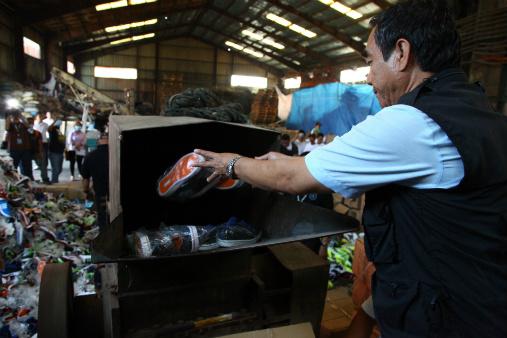 菲律宾销毁15万双假球鞋 总价值百万均是中国
