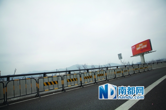 深圳机场在当日发生车祸的地方架起了一排围栏，目前已经没有再看到市民在此看飞机。