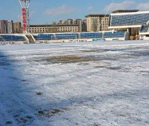 亚泰VS永昌之战延期 冰雪覆盖球场短期难解冻