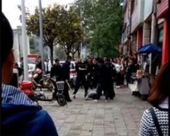 网友拍摄的冲突现场。