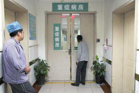 遭电击7岁男童事发9天后仍不能开口说话